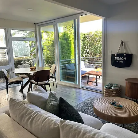 Cozy Modern Beach Bungalow! Steps To The Beach!
